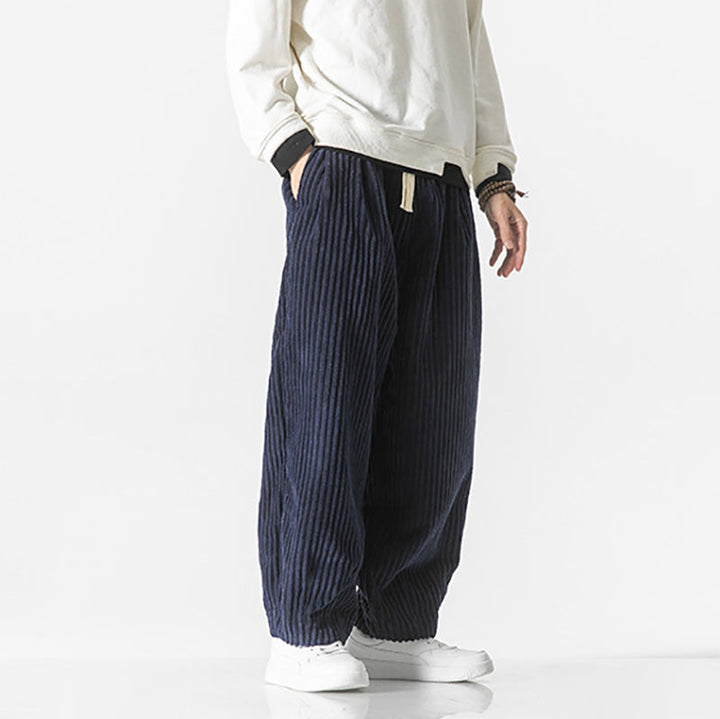Pantaloni uomo in velluto versatili, stile casual quotidiano, vita elastica e tasche. Abbigliamento maschile.