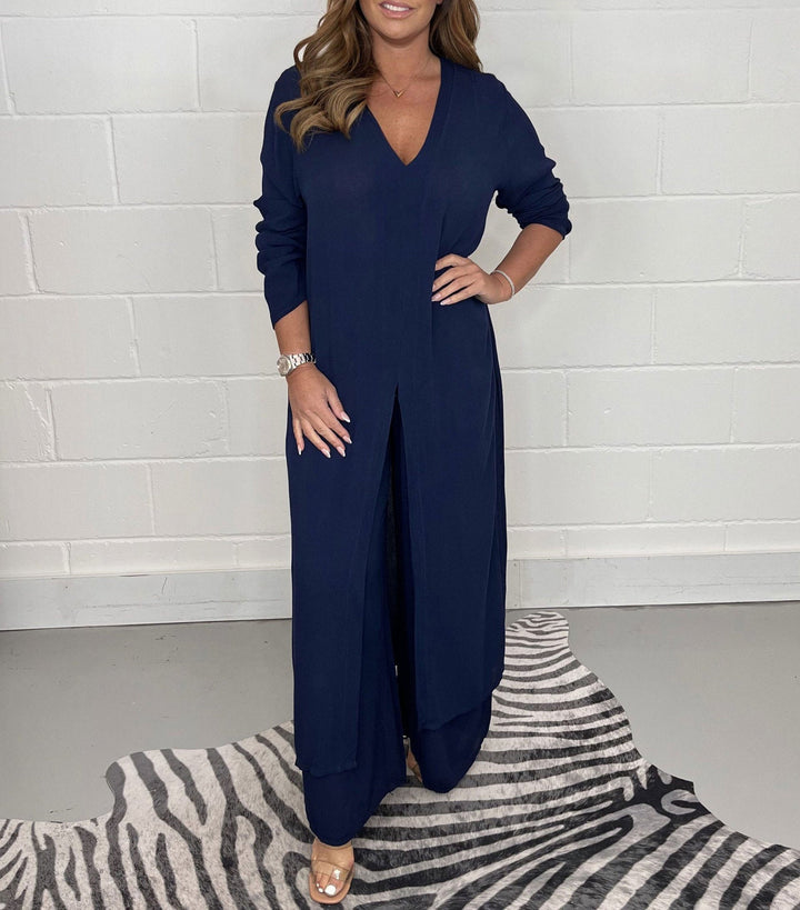 Completo donna casual, top lungo e pantaloni. Abbigliamento comodo e funzionale, perfetto per un look versatile.
