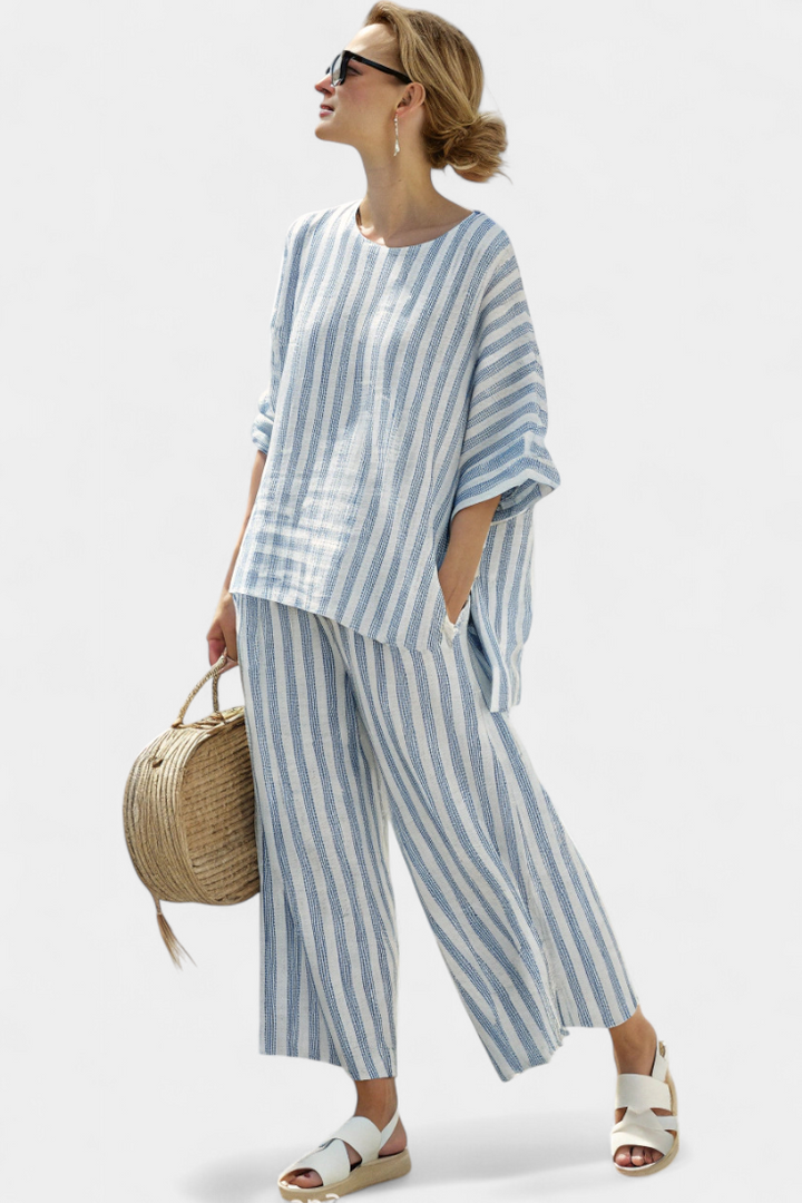 Outfit donna a righe blu: top leggero estivo e pantaloni ampi per un look da vacanza o casual elegante.