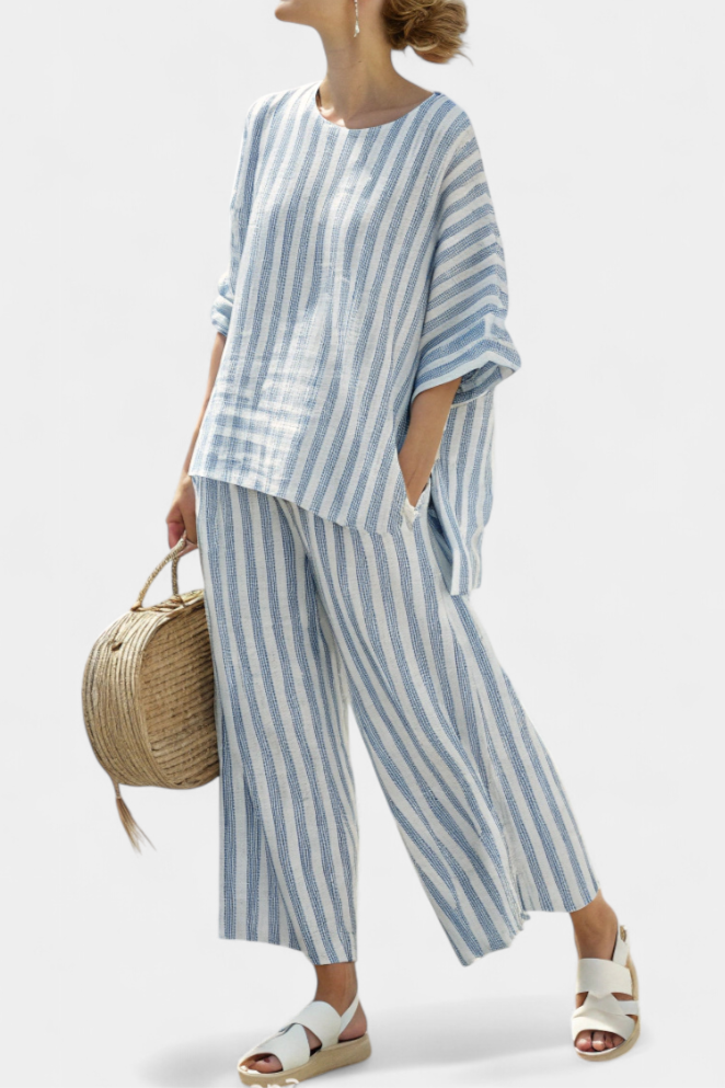 Completo donna estivo a righe blu, con top leggero e pantaloni ampi. Ideale per un look casual ed elegante.