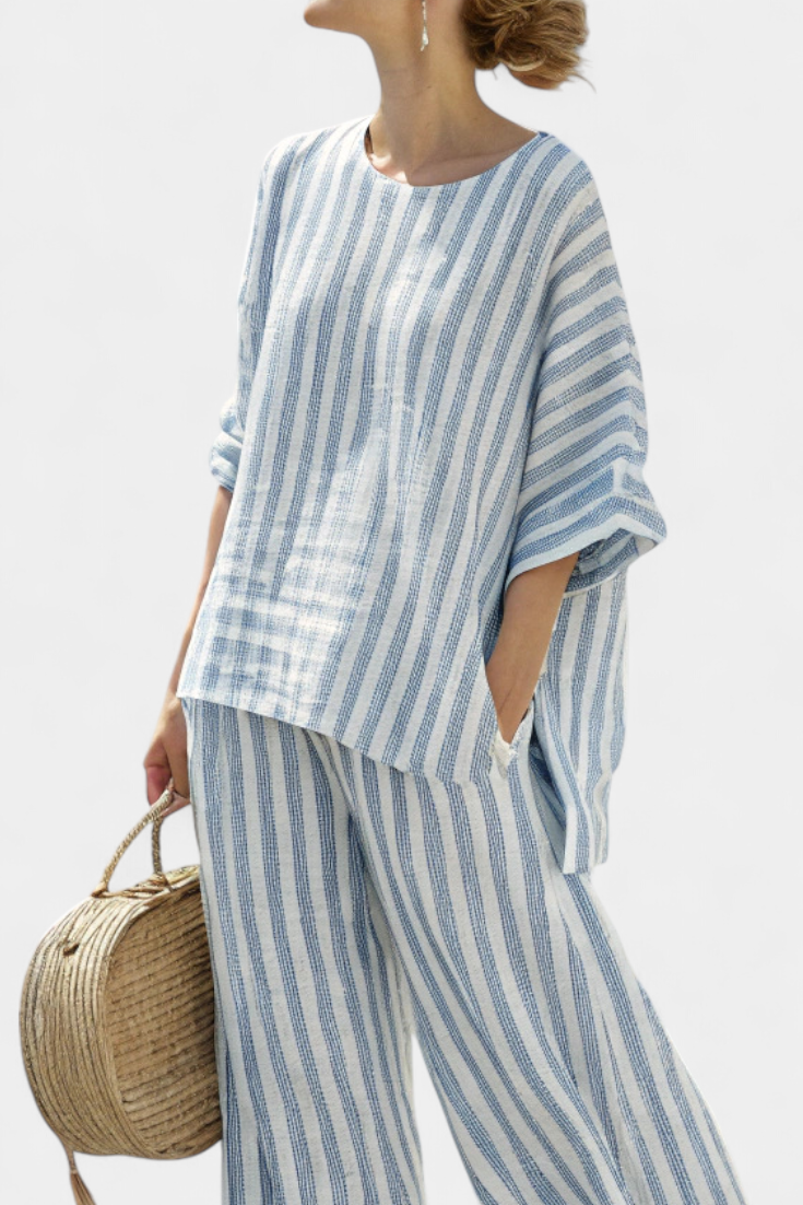Set donna estivo: top leggero e pantaloni ampi a righe blu. Perfetto per outfit da vacanze e stile casual.