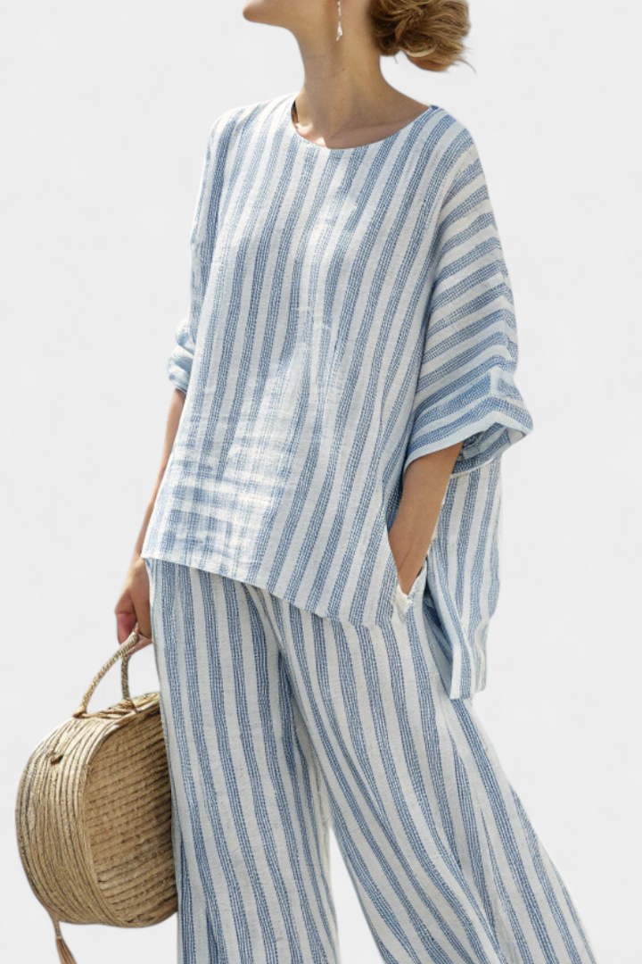 Set donna estivo: top leggero e pantaloni ampi a righe blu. Perfetto per outfit da vacanze e stile casual.