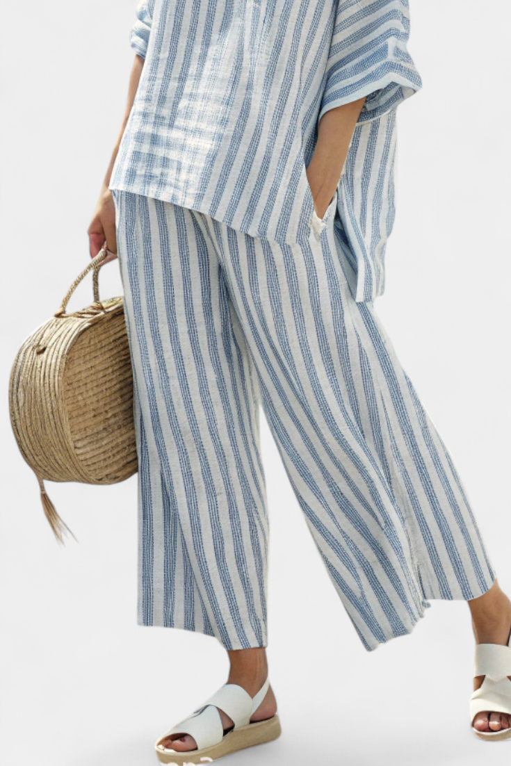 Elegante completo donna a righe blu, con top estivo e pantaloni ampi. Comodo per l'abbigliamento estivo casual.