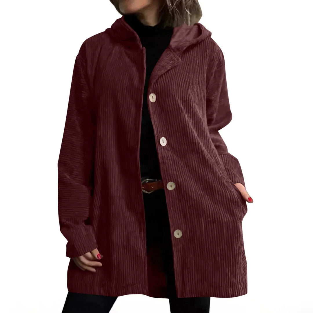 Giubbotto donna rosso rubino, con cappuccio e tasche, per un look casual-chic e caldo.