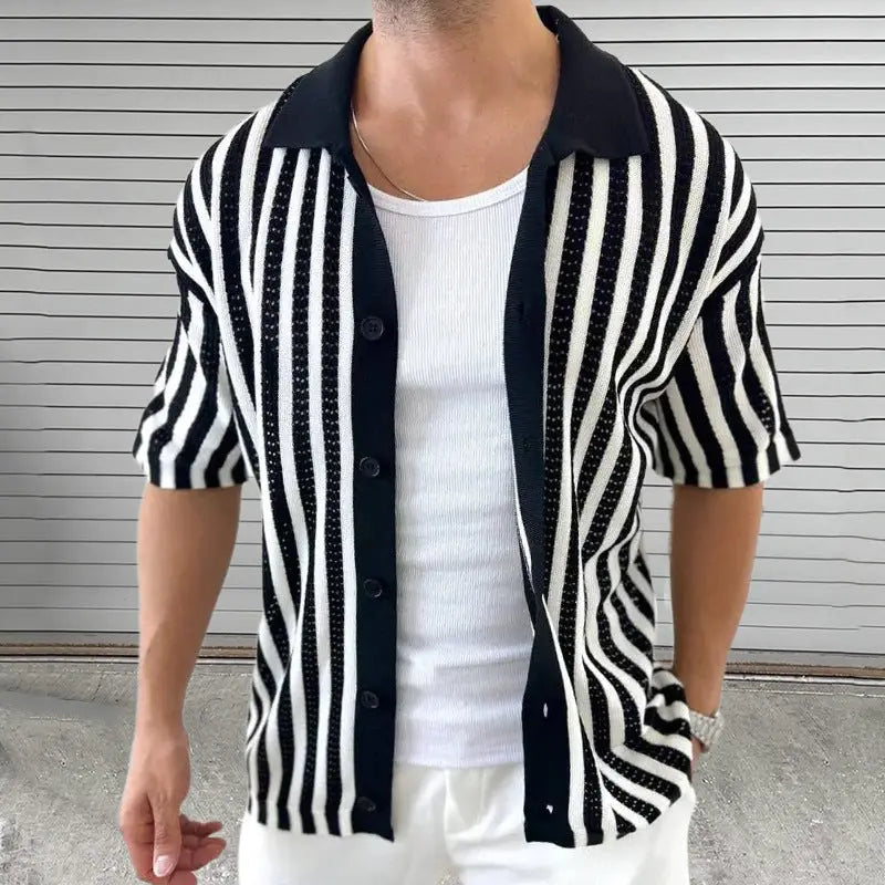 Camicia polo uomo a maniche corte a righe, con bottoni, perfetta per un look estivo confortevole e stiloso.