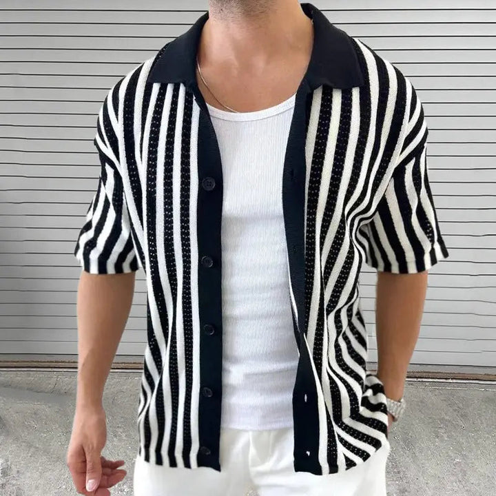 Camicia polo uomo a maniche corte a righe, con bottoni, perfetta per un look estivo confortevole e stiloso.
