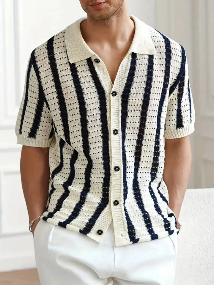 Elegante polo uomo smart casual a righe verticali, maniche corte e bottoni. Perfetta per l'estate.