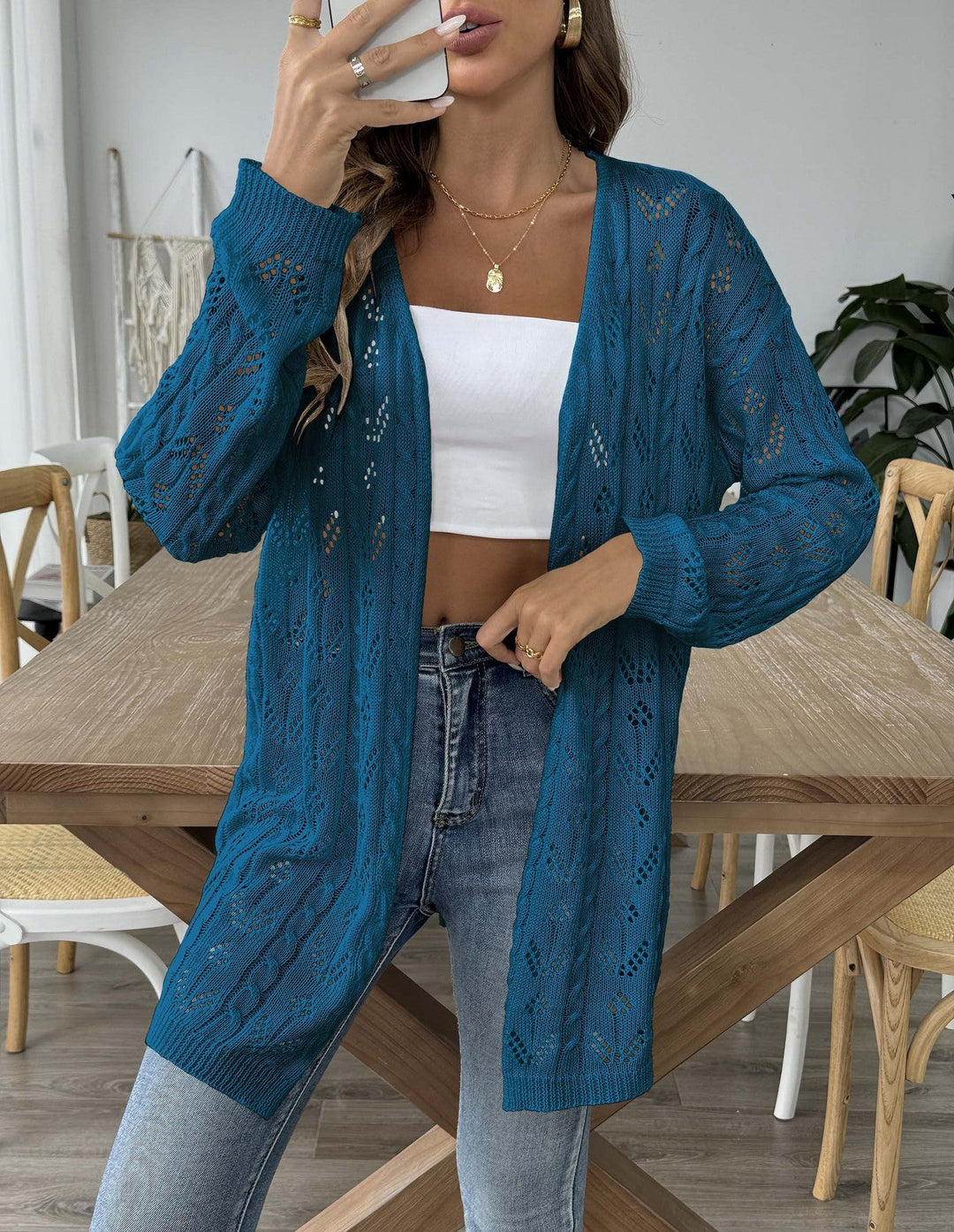 Cardigan da donna con dettagli traforati, stile aperto e casual. Perfetto per le mezze stagioni.