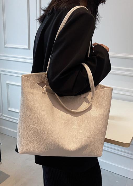 Borsa shopping tote marrone, ampia e spaziosa. Perfetta per le tue giornate. Accessorio donna versatile.