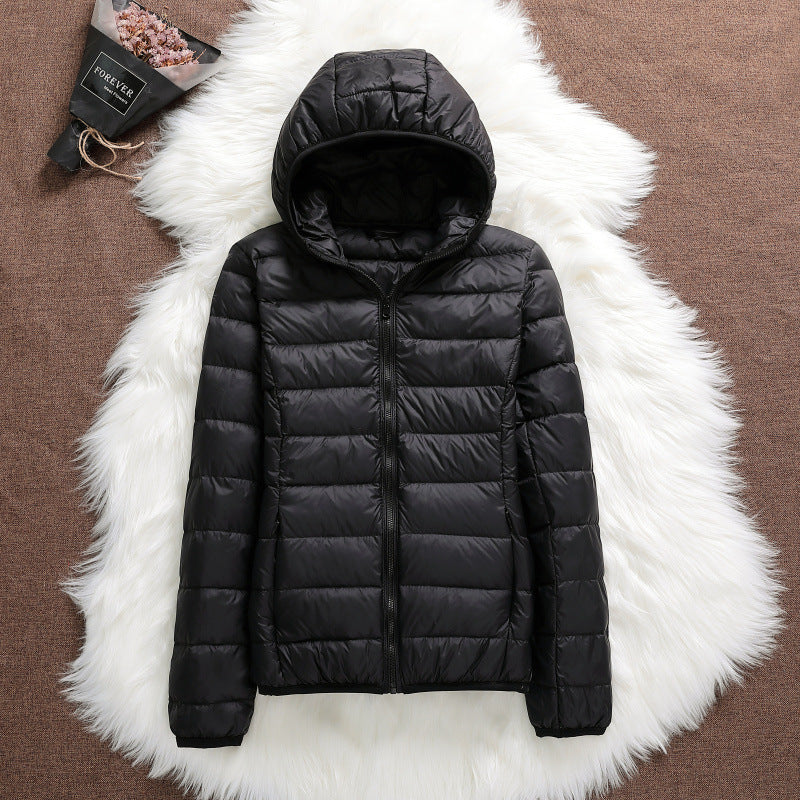 Piumino donna corto invernale con cappuccio, caldo e alla moda. Perfetto per streetwear elegante.