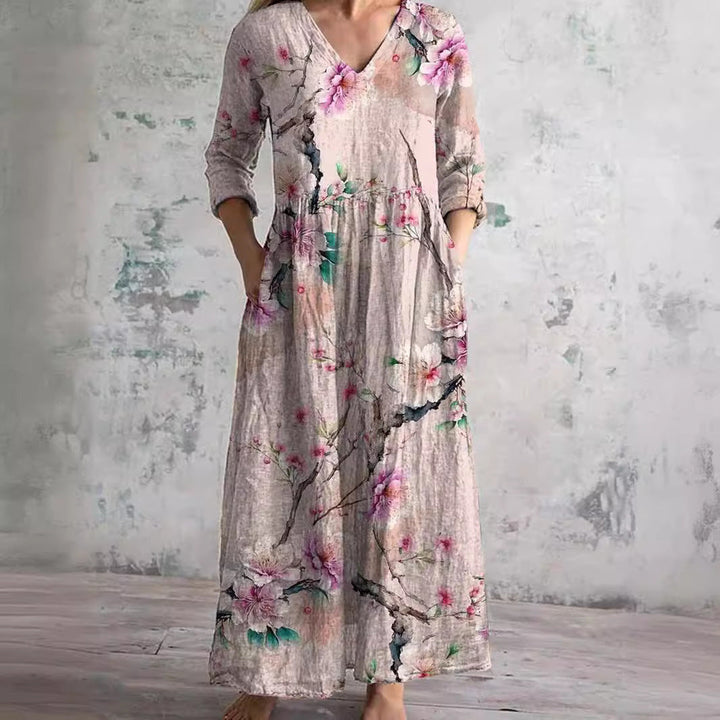 Abito maxi fluido fucsia da donna con stampa floreale e scollo a V, ideale per l'estate e look boho casual.