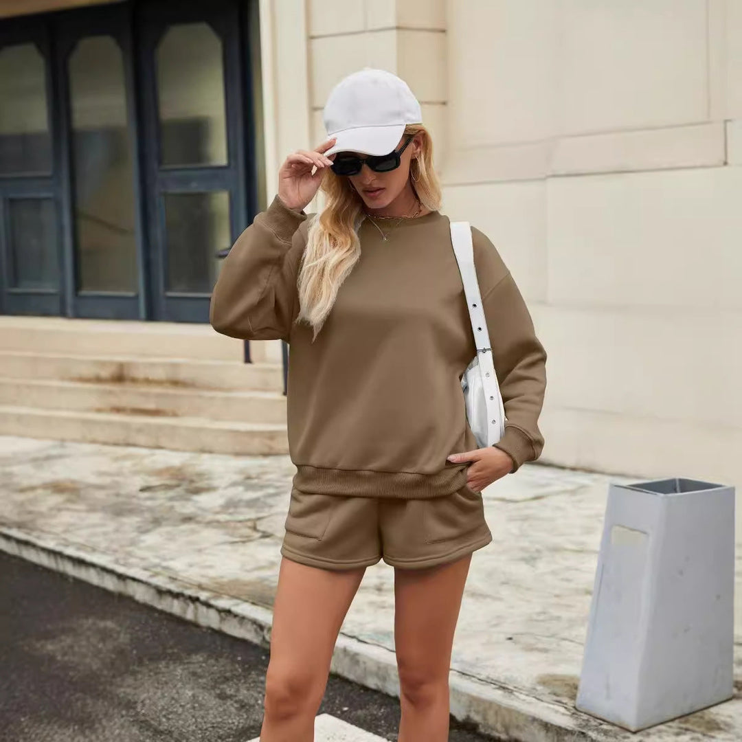 Completo donna grigio melange: set felpa e pantaloncini, perfetto per un look athleisure moderno e comodo.