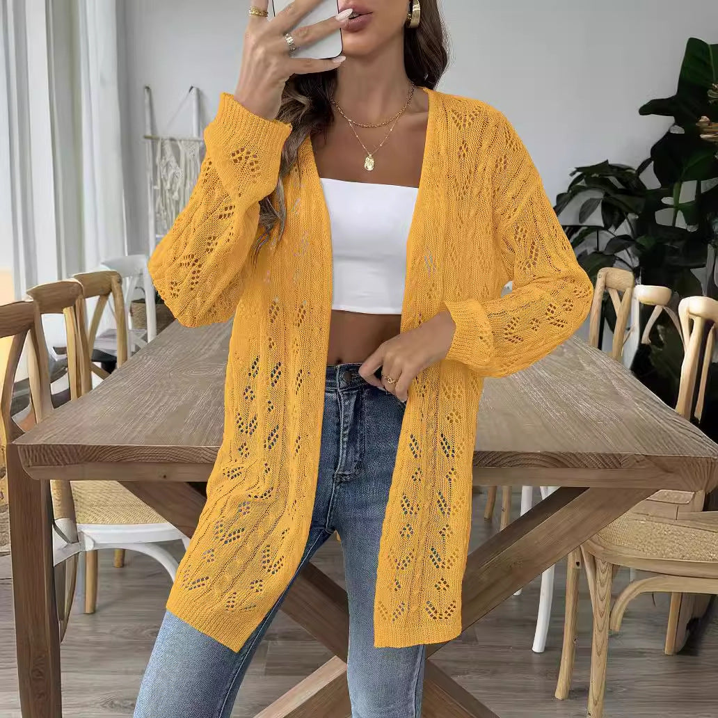 Cardigan traforato da donna con design elegante, versatile per ogni stagione. Look sofisticato.