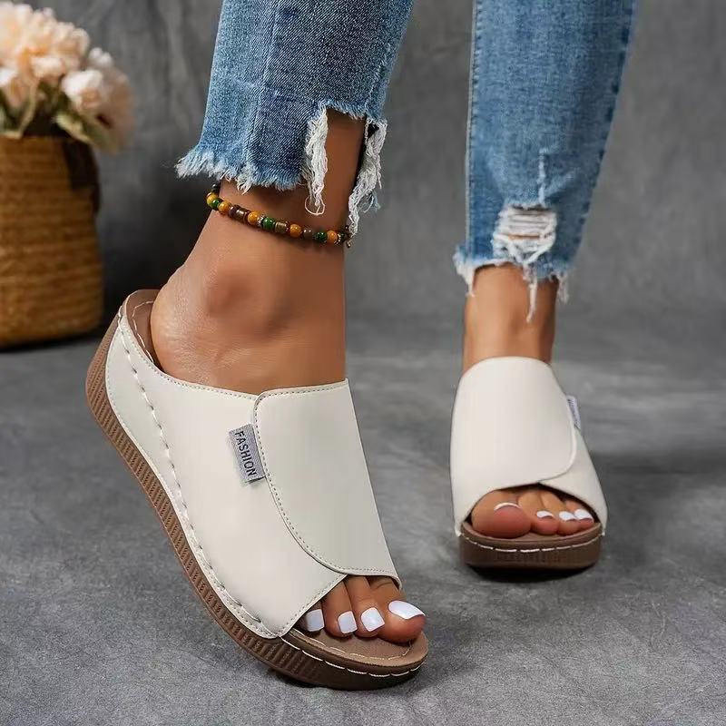 Calzature moda donna: sandali con plateau ergonomici, cinturini regolabili per massimo supporto plantare.
