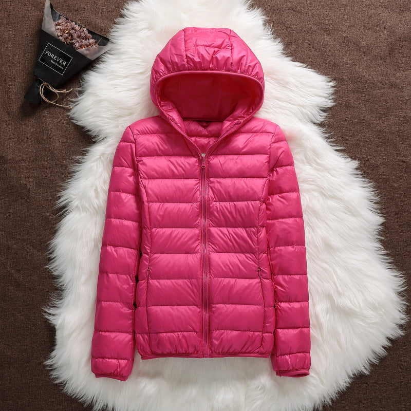 Giacca donna invernale moderna e corta con cappuccio. Caldo piumino aderente per un look streetwear.