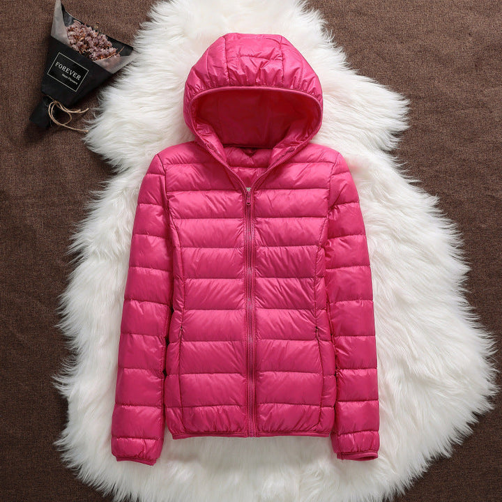 Giacca donna invernale moderna e corta con cappuccio. Caldo piumino aderente per un look streetwear.