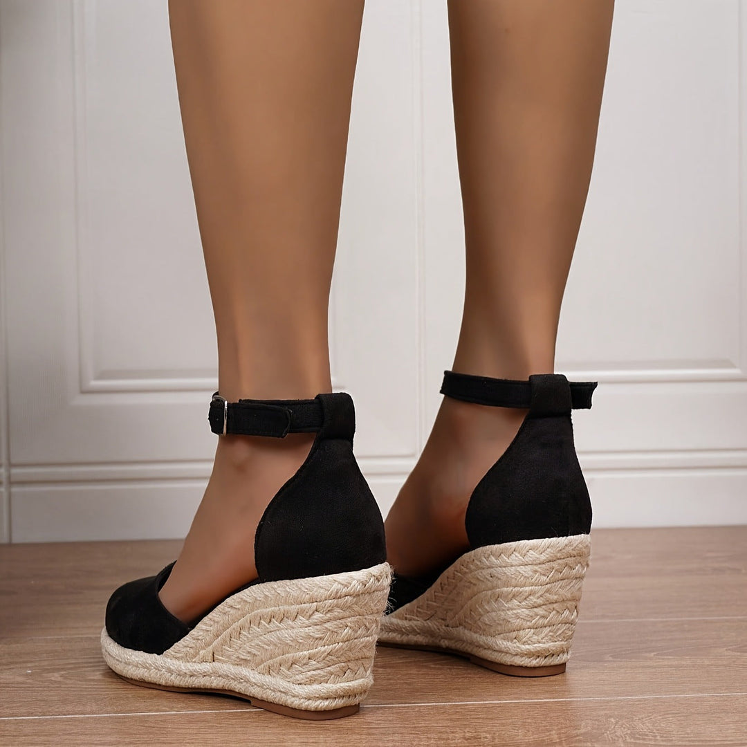 Sandali donna estivi con zeppa, design elegante e fibbia, offrendo comfort e stile per la moda mare.