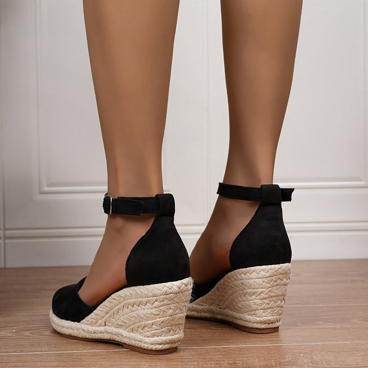 Sandali donna estivi con zeppa, design elegante e fibbia, offrendo comfort e stile per la moda mare.