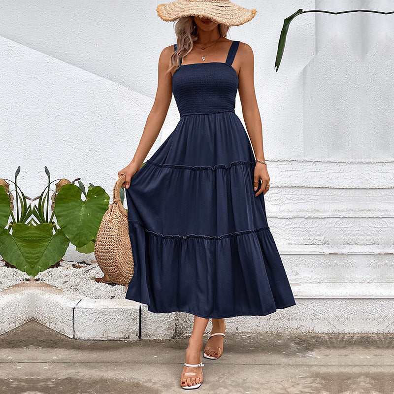 Elegante abito da donna con schiena scoperta e balza, stile fluido per l'estate, look chic.