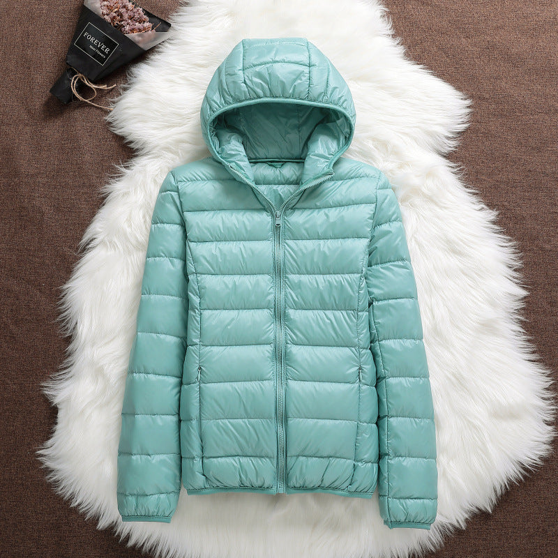 Giacca donna invernale corta con cappuccio, calda e aderente. Ideale per moda outwear elegante.