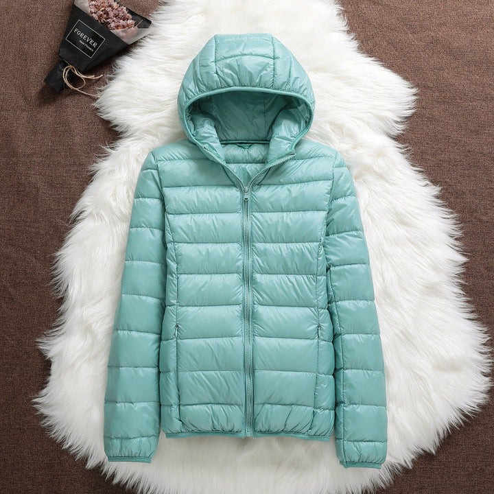 Giacca donna invernale corta con cappuccio, calda e aderente. Ideale per moda outwear elegante.