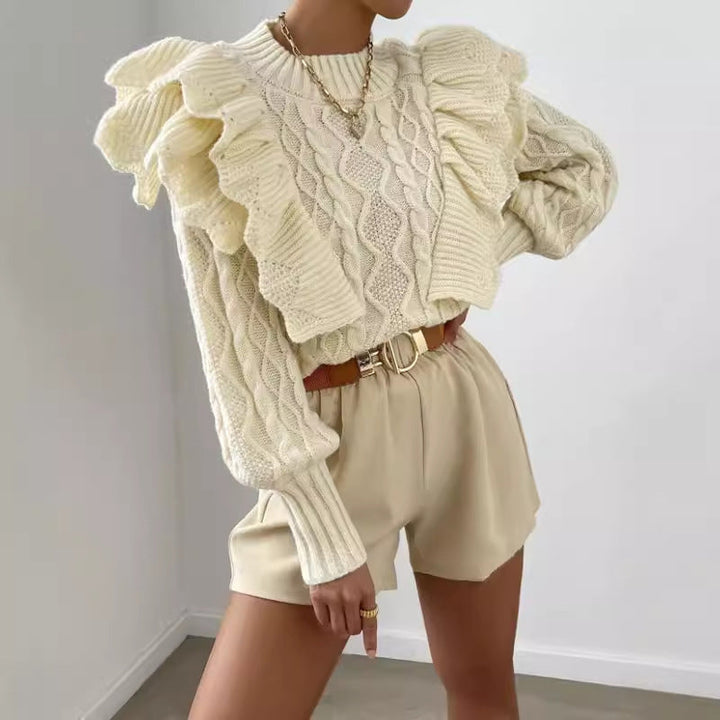 Maglione donna a trecce beige con volant sulle spalle, maniche lunghe. Chic e confortevole per l'abbigliamento.