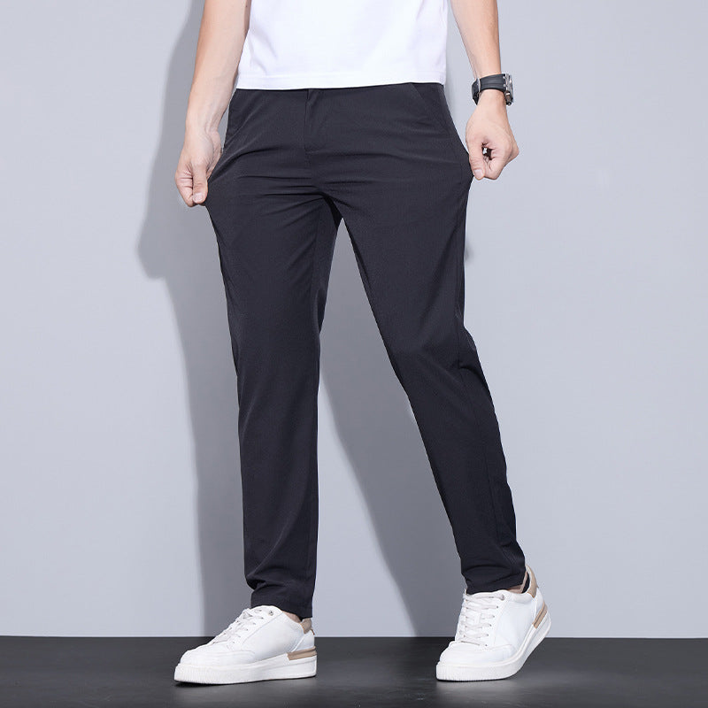 Pantaloni chino casual da uomo, con gamba dritta e tessuto traspirante, ideali per comfort estivo.
