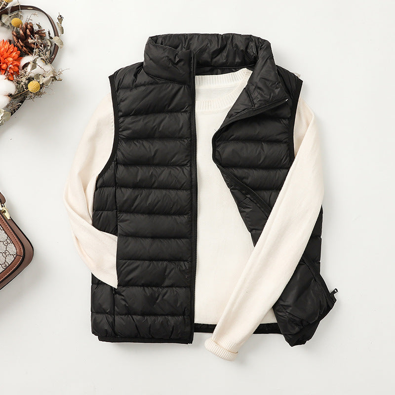 Gilet piumino alla moda da donna, taglio slim e leggero, essenziale per un outfit casual chic senza maniche.