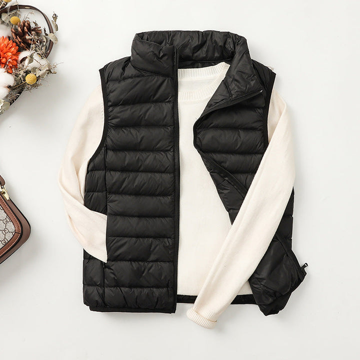 Gilet piumino alla moda da donna, taglio slim e leggero, essenziale per un outfit casual chic senza maniche.