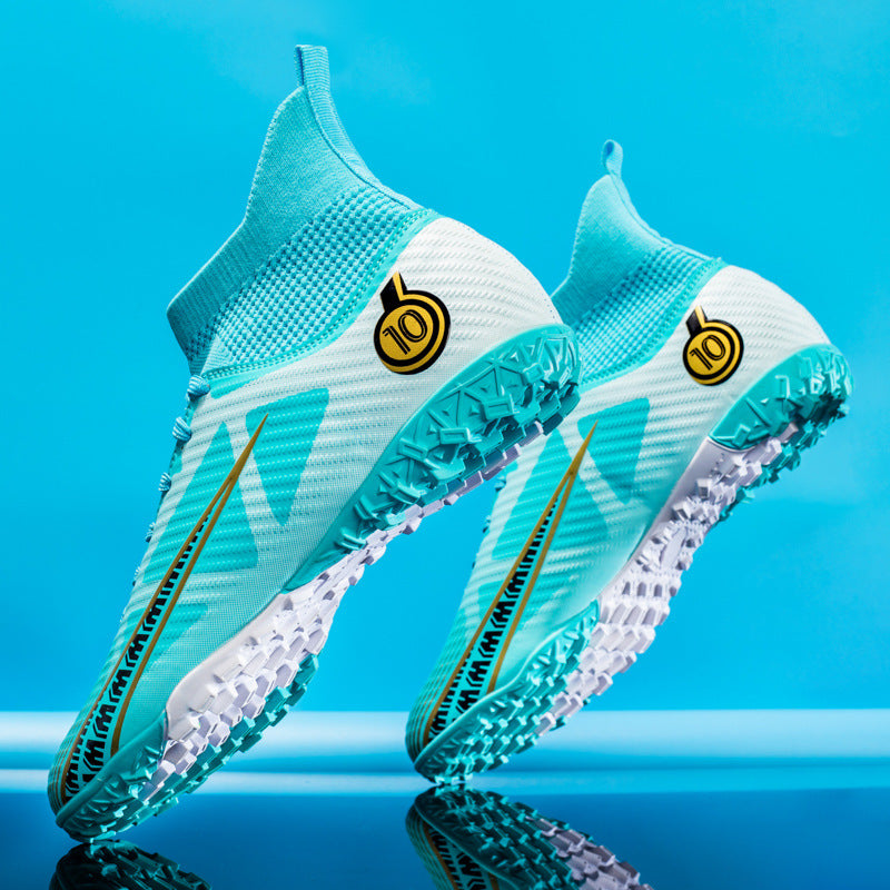 Design moderno scarpe calcio uomo alte AG, perfette per comfort e stabilità in tutte le stagioni.