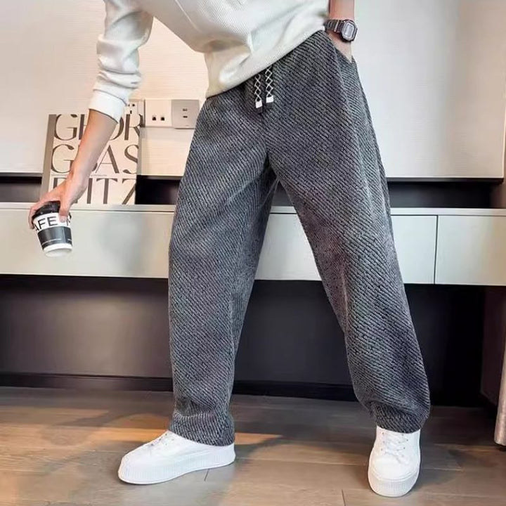 Pantaloni uomo versatili bianchi, gamba dritta e vita elasticizzata, ideali per outfit streetwear casual o più eleganti.