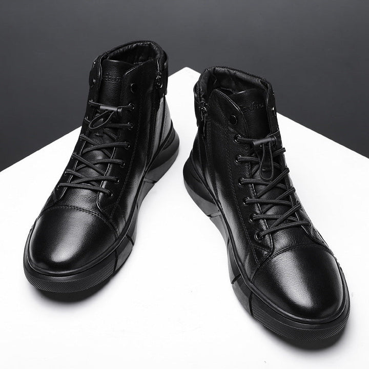Stivali uomo eleganti neri con suola morbida per comfort e aderenza. Ideali per moda autunno/inverno, casual.