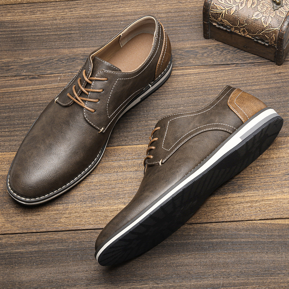 Scarpe classiche uomo con lacci e punta liscia per un look professionale e curato.