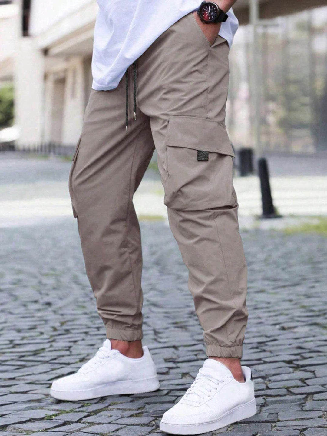 Pantaloni cargo slim fit da uomo in cotone, vista laterale che mostra le ampie tasche e il taglio aderente, perfetti per street style.