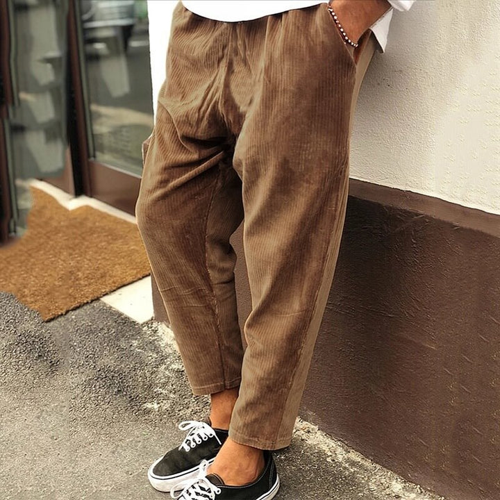 Pantaloni uomo larghi a coste vintage, colore beige. Stile retrò casual per un comfort senza tempo e vestibilità rilassata.