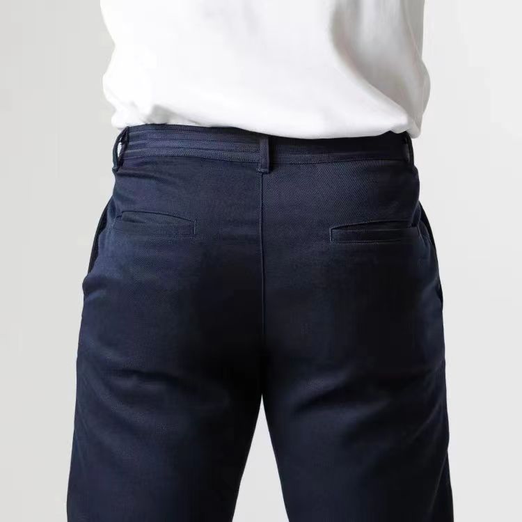 Chino uomo con taglio affusolato per un look slim fit. Pantaloni versatili e comodi per tutte le stagioni.