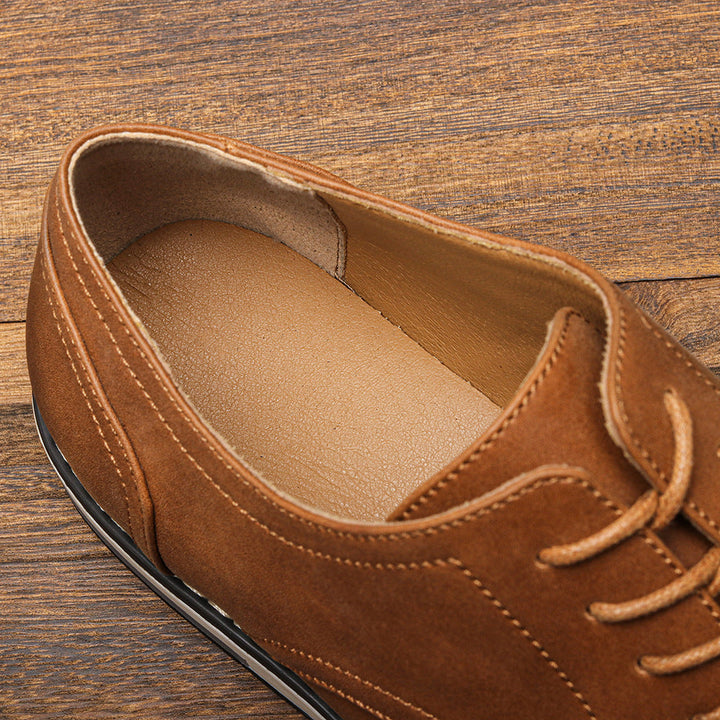 Scarpe stringate uomo, punta liscia, design elegante e senza tempo per la moda maschile.