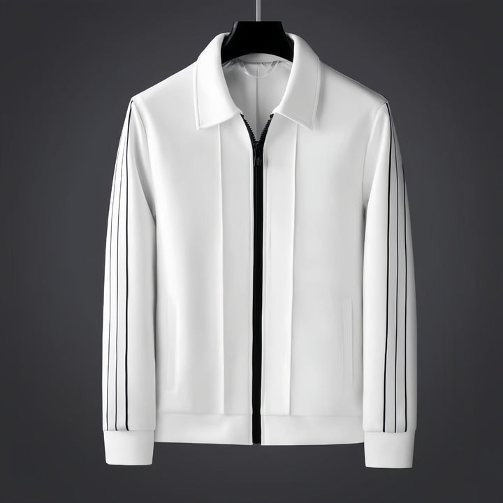 Uomo in completo sportivo elegante nero e bianco, perfetto per allenamento, athleisure o look casual.