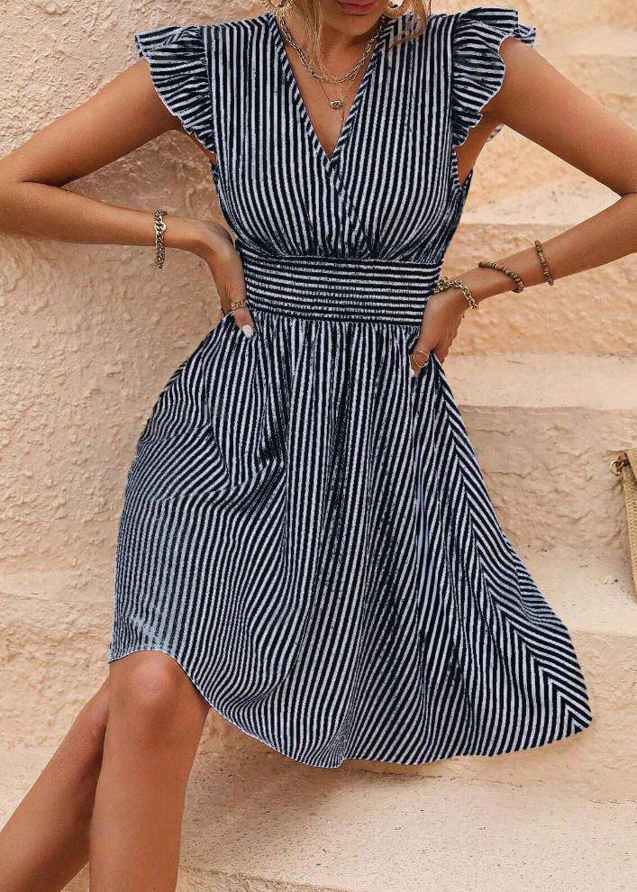 Abito estivo leggero da donna, midi a righe. Vestito a trapezio con maniche a sbuffo per un comfort chic.