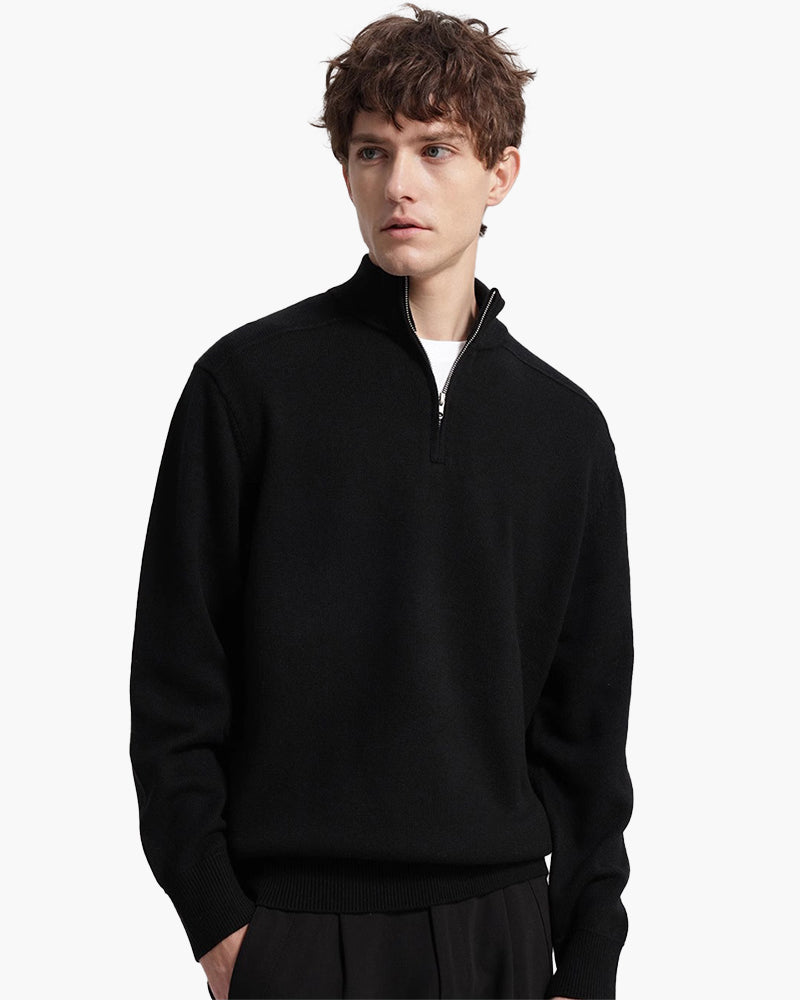 Maglione uomo versatile a mezza zip, collo alto. Eleganza e comfort per ogni occasione.