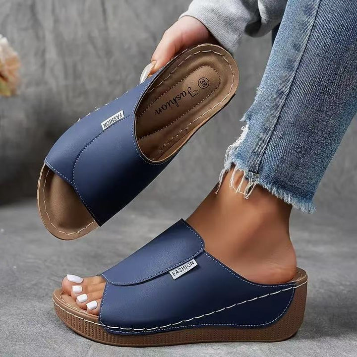 Modelli di sandali donna con plateau, perfetti per la moda estiva. Regolabili e confortevoli per il tuo benessere.