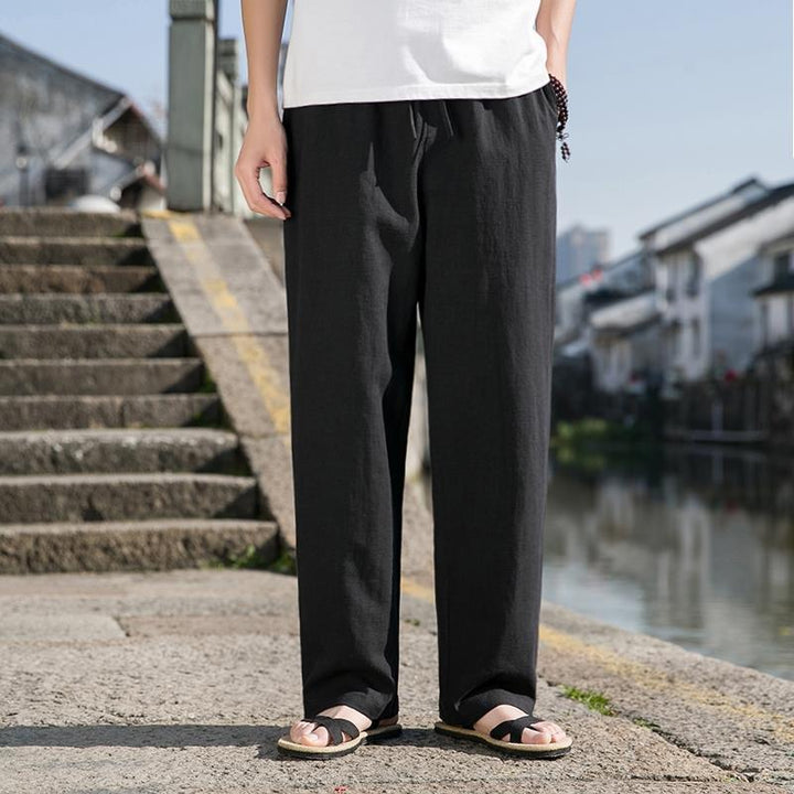 Pantaloni larghi uomo leggeri a gamba dritta, ideali per comfort estivo e look casual in primavera.
