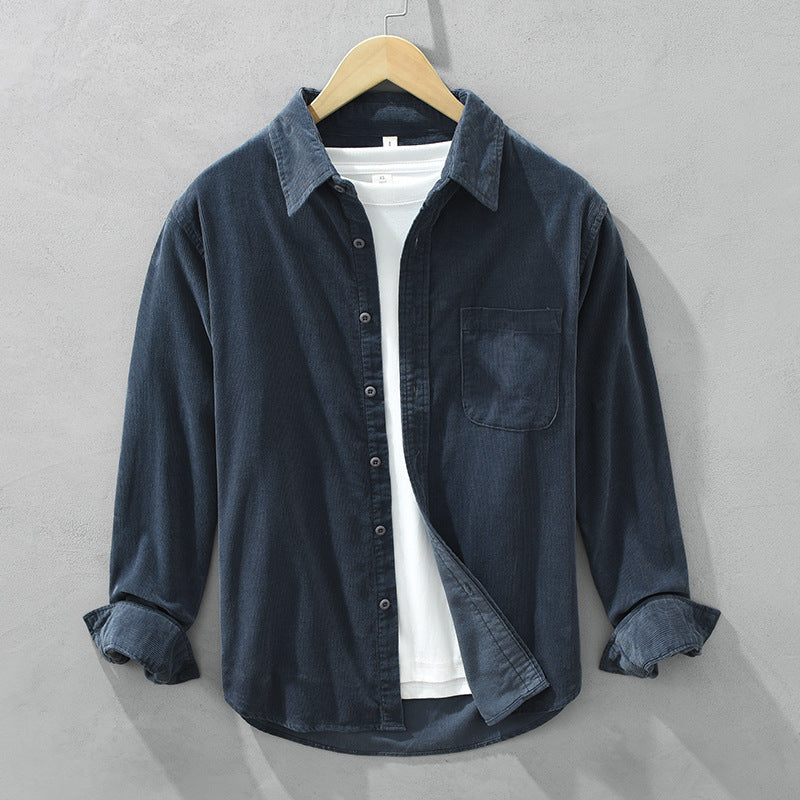 Camicia con bottoni uomo, design retrò-elegante e maniche lunghe per un abbigliamento moda.