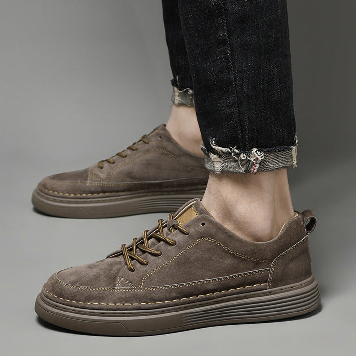 Sneakers uomo ammortizzate per comfort assoluto, con ampia vestibilità. Colori di tendenza: beige, bianco, arancio.