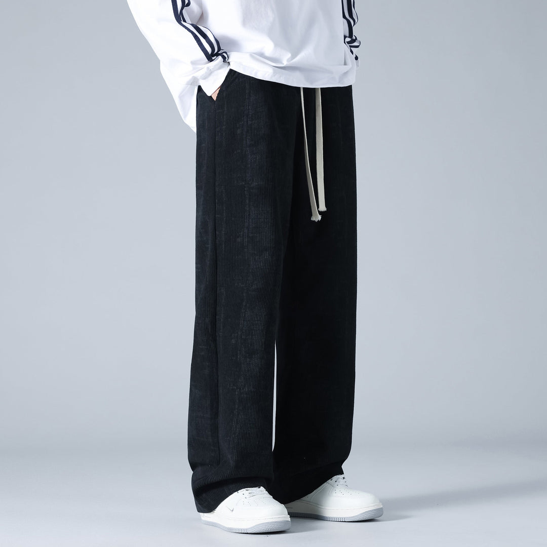 Pantaloni uomo in velluto a coste color terra con cordoncino, per look casual-elegante e comfort autunnale.