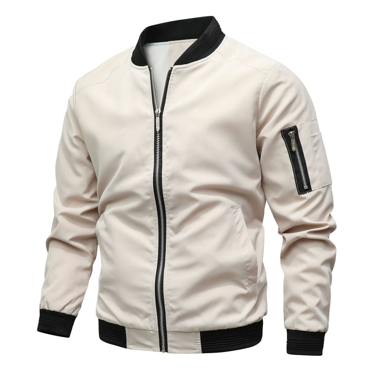 Giubbotto Bomber Uomo moderno con cerniera, perfetto per uno stile casual e versatile.