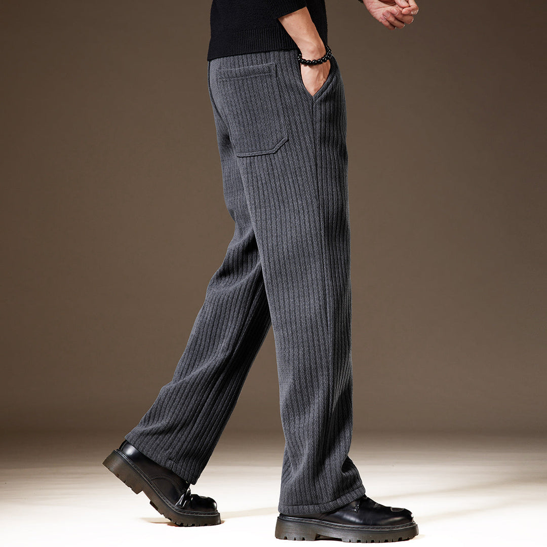 Pantaloni da uomo invernali, taglio dritto versatile. Confortevoli con tasche, disponibili in marrone, grigio e nero.