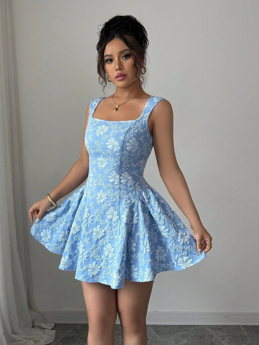 Mini abito floreale svasato da donna, perfetto per un look estivo casual e alla moda.