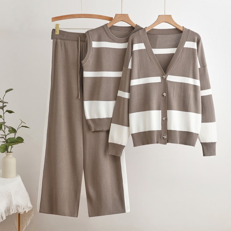 Outfit donna completo in maglia: gilet, canotta e pantaloni. Stile casual e comodo, perfetto per ogni occasione.