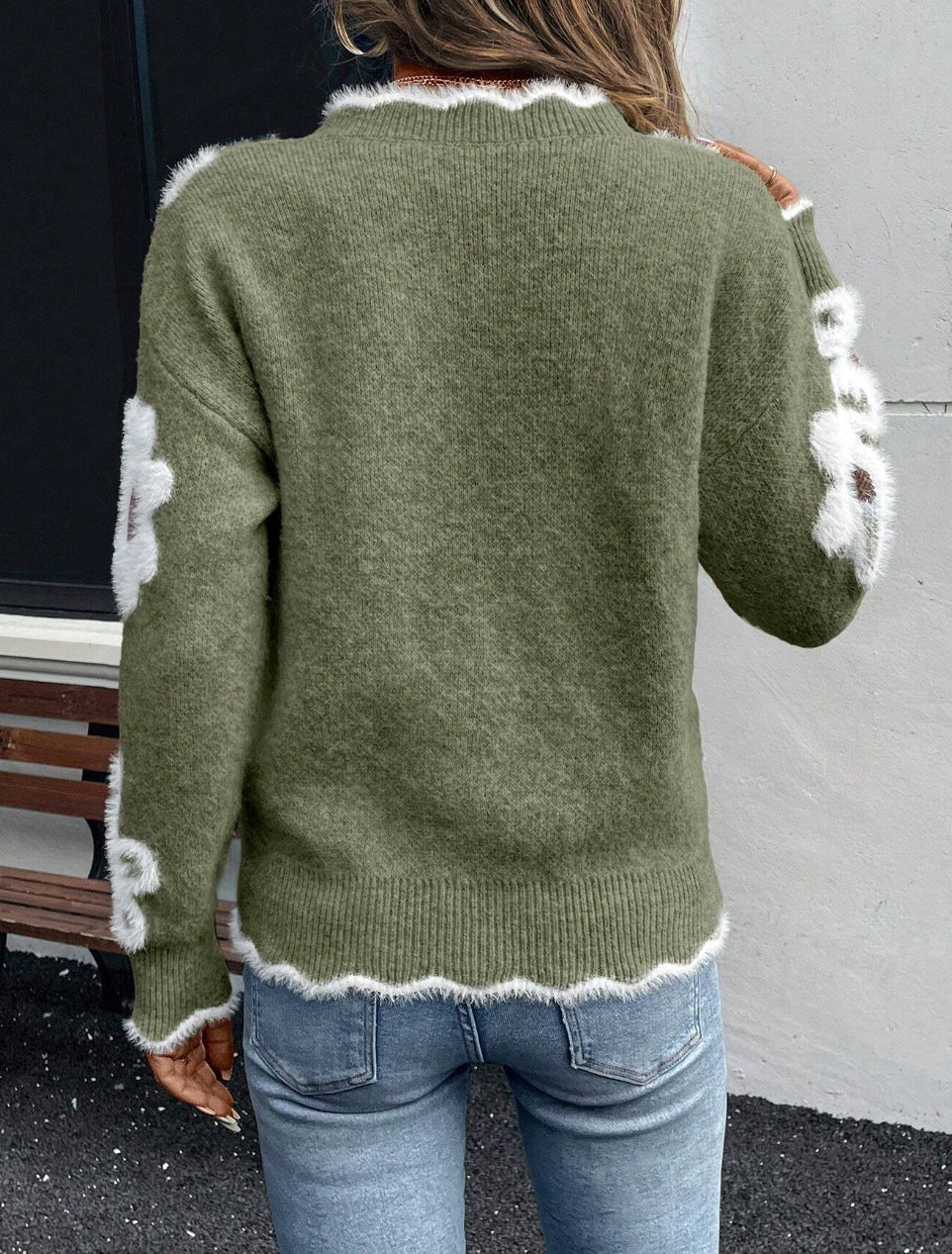 Maglione donna floreale, colori vivaci. Aggiunge un tocco di moda e comfort al tuo guardaroba.